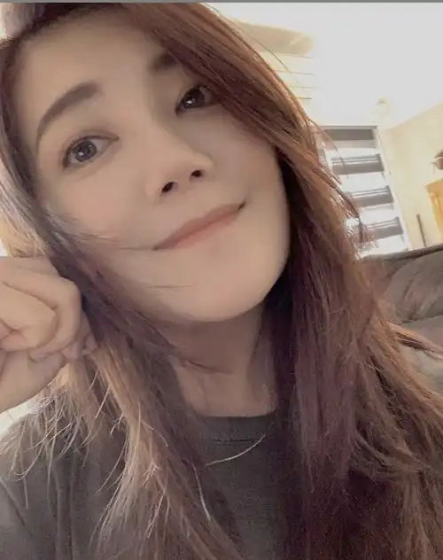 梁静茹早起晒自拍心情靓 对镜浅笑气质温柔_高清图集_新浪网