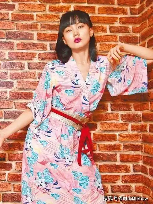 她的很多单品都来自 潮范中国风品牌"密扇",有古典与现代结合的感觉