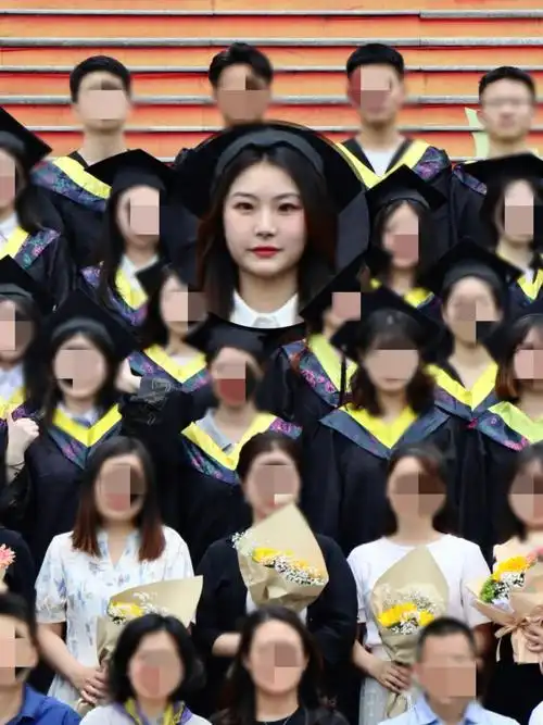 用卷发棒卷发尾或者玉米须蓬松头顶!大合照里面头发贴头皮显