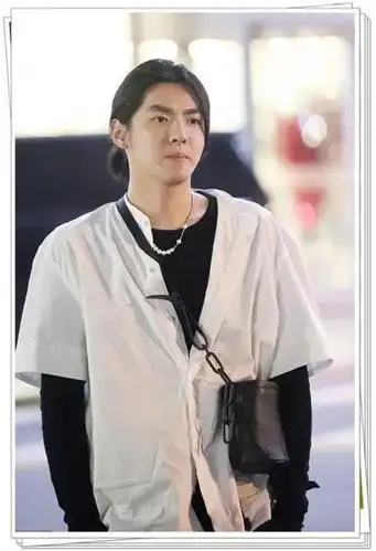 有一种痞帅叫吴亦凡的中分马尾头充满了霸气阳刚之体态