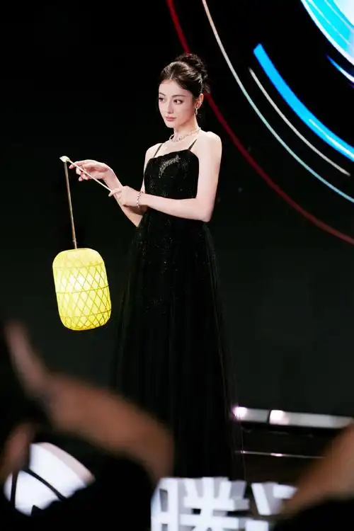 迪丽热巴 黑色礼服 气场全开#方可给迪丽热巴做的盘发