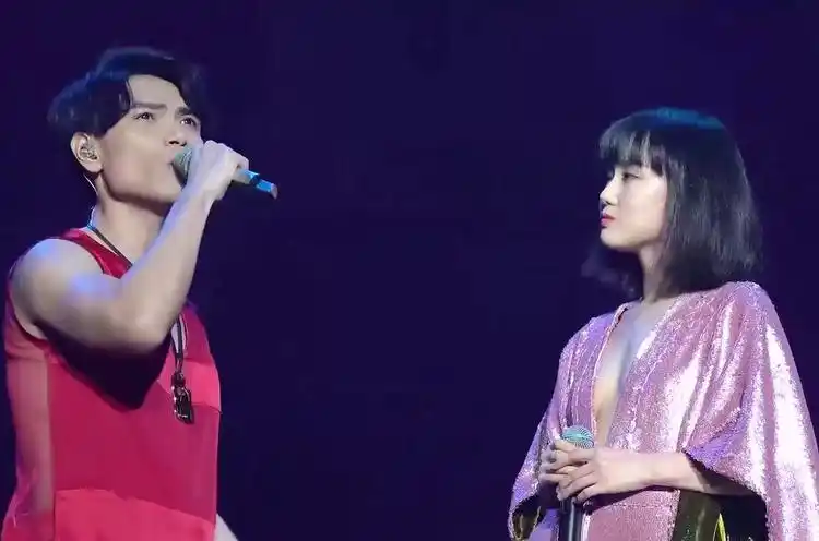 杨宗纬最尴尬的演唱,全程不敢看黄龄一眼,只因穿着太大胆