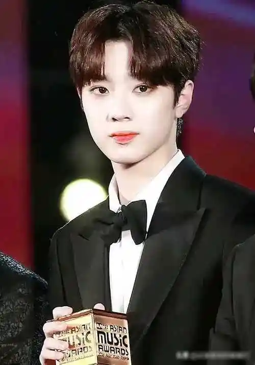 来看看奶油小生赖冠霖阳光帅气超级迷人