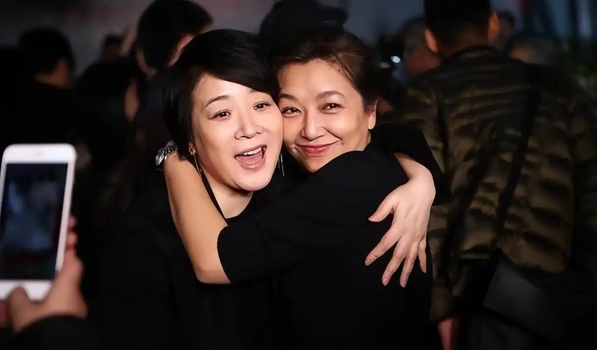 演员江珊:对待爱情绝不将就,49岁才遇到将自己捧在手心的田小洁