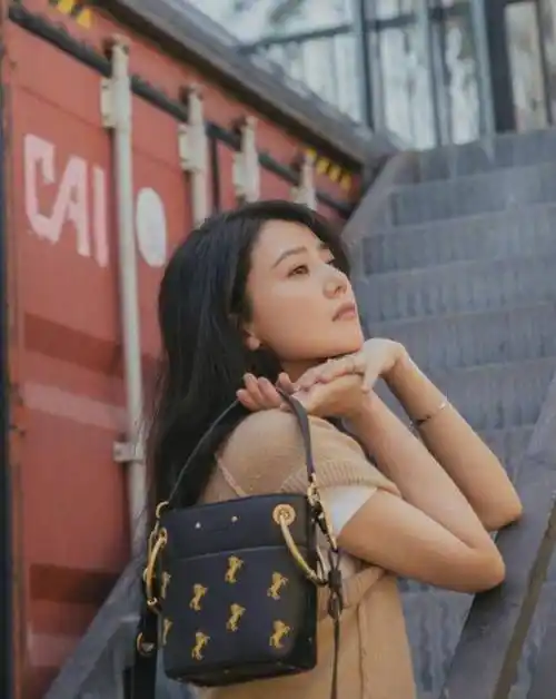 在生日派对现场,手捧生日蛋糕的高圆圆笑得非常开心,旁边站着的赵又廷