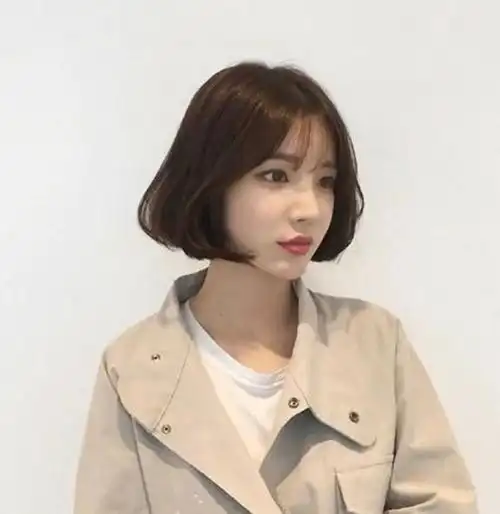 时髦的a字内扣短发发型,让女生的脸型看起来更加小巧玲珑_网易订阅