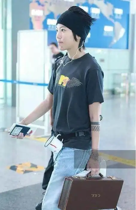 23岁窦靖童真个性清冷穿搭颇有王菲风范下巴纹身够霸气