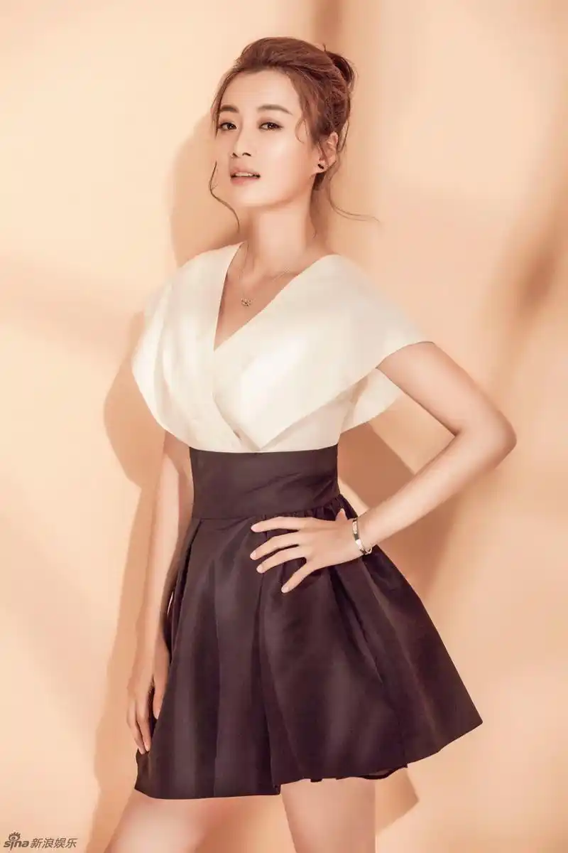 徐梵溪彰显大家闺秀风范