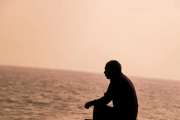 海边独坐的老者