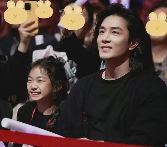 戚薇李承铉一家三口被偶遇,并排同行气质出众,8岁lucky长腿抢镜