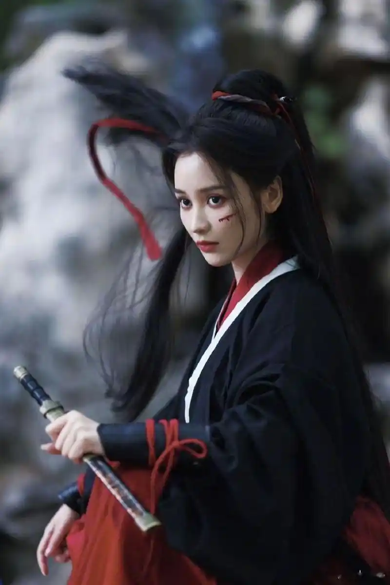 《长月烬明》中姒婴扮演者王一菲最新古风写真!