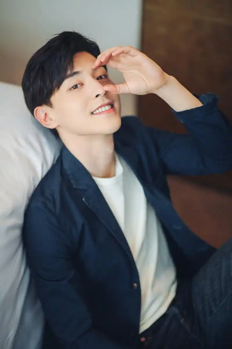 邓伦工作室发布今日活动造型 是住在我们心上的牛仔男孩!