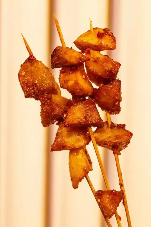 除了"鸡系列",素菜也是人气颇高的,其中这串烤土豆可是每桌必点.