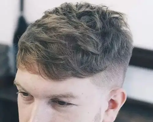 长度刚好在眼睛以上两个手指宽的位置,两侧头发顺势削薄点,显得更加地