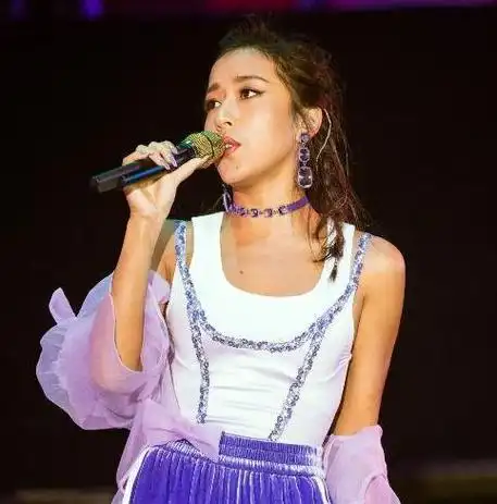 "黑精灵"吉克隽逸的成名史,卖惨立人设,成败皆因一张嘴