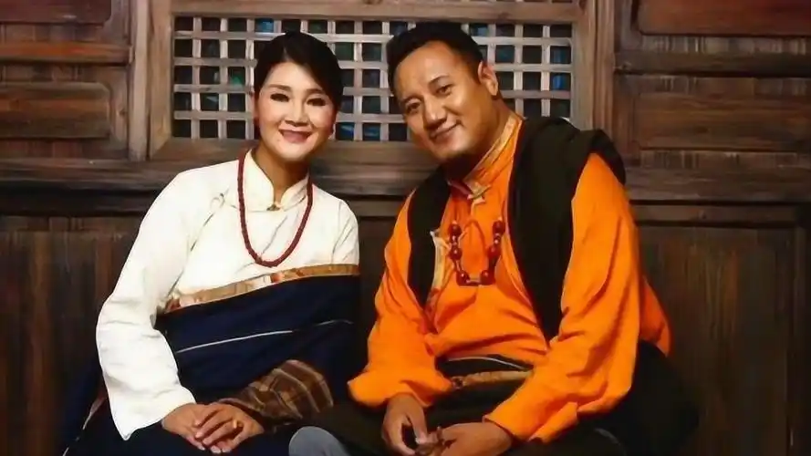 降央卓玛爆料,见丈夫第一眼就迷恋上他,始于颜值长相很帅又很高