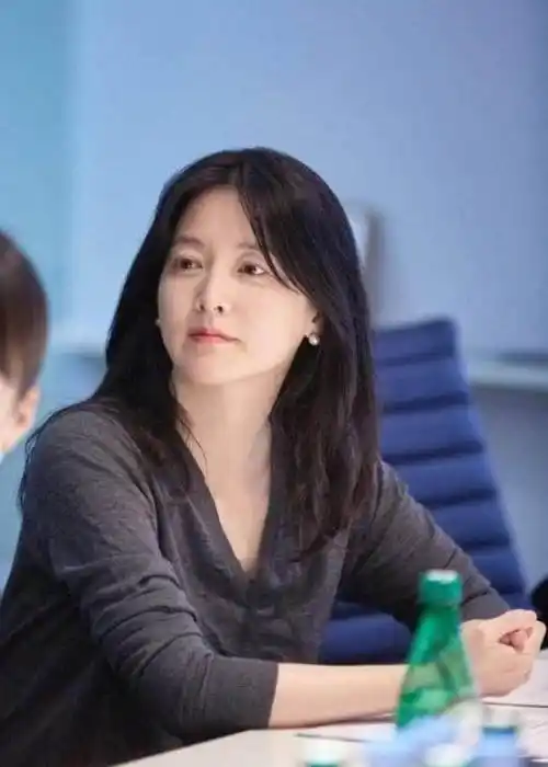 47岁李英爱一头卷发现身机场,肤白貌美气质绝佳!_子女_香港_皮肤