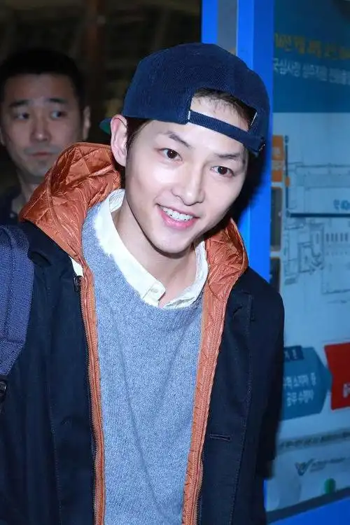 宋仲基离婚后首次现身,微笑问候现尖下巴瘦了不少(图)