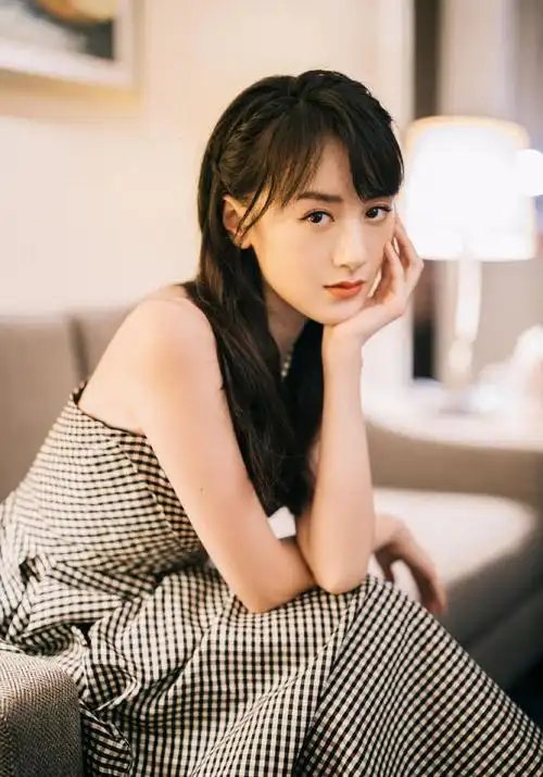 曝袁冰妍参演献礼剧《冬日焰火》,网友却喊邓伦快跑?