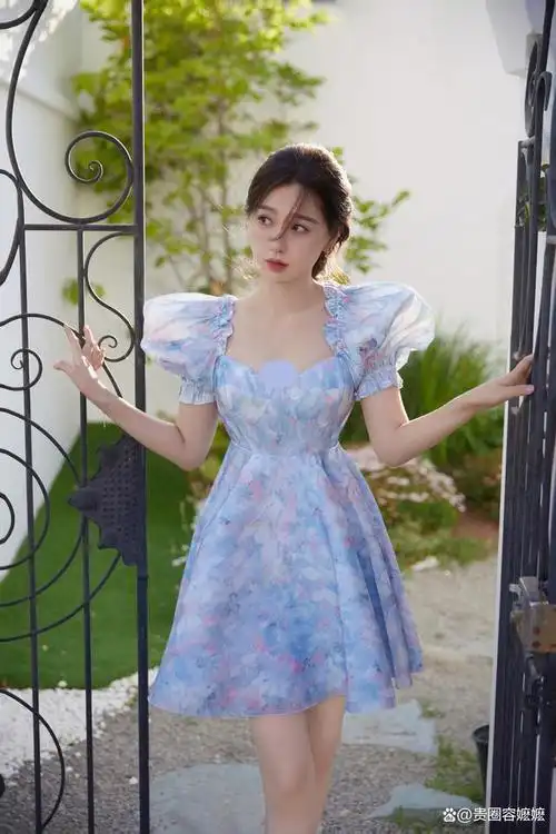 虞书欣真的太甜了!穿碎花裙置身花园里,这不正是油画少女吗?