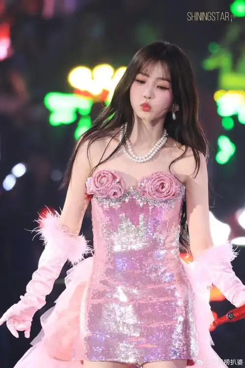爱豆欣欣限定回归～狠狠爱我们舞台欣欣#虞书欣被台下激光笔照射