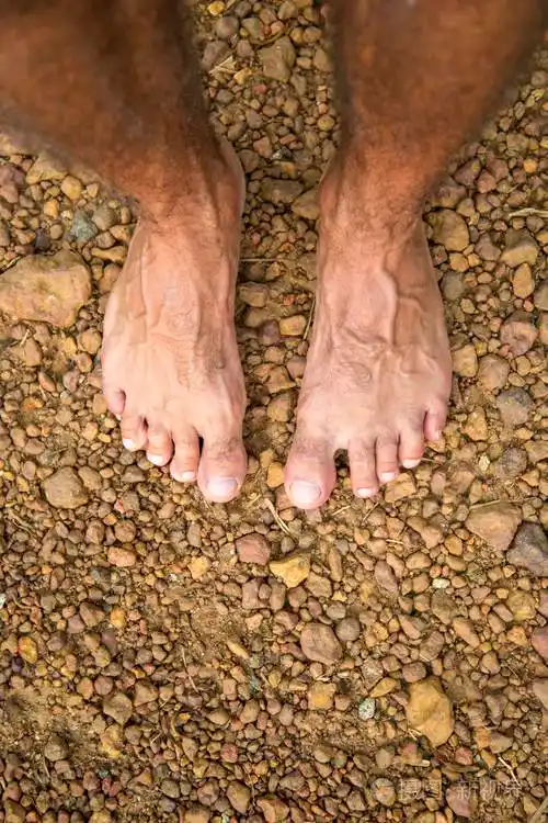 男性赤足看法