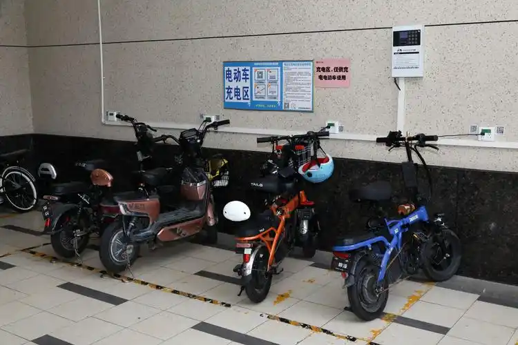 274个电动车停放充电点遍布东莞市茶山镇各村社区