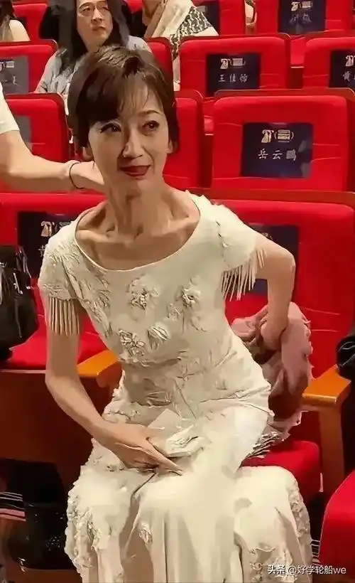 赵雅芝真实照片曝光,虽如普通老太太,却依旧优雅,岁月不败美人