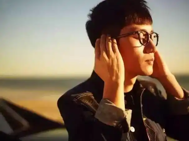 "唱作奇才"金志文专访:为梦想,像疯子一样死磕(中国好声音梁凡) - 凑