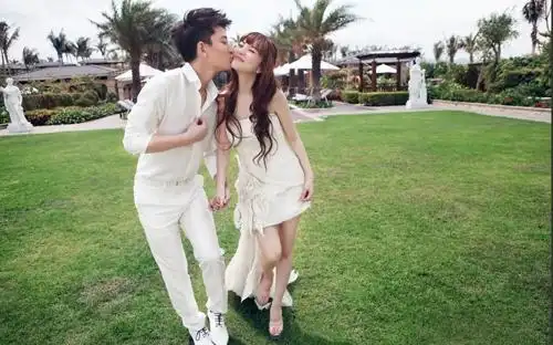 李小璐贾乃亮6日大婚 浪漫婚纱礼服照秀甜蜜