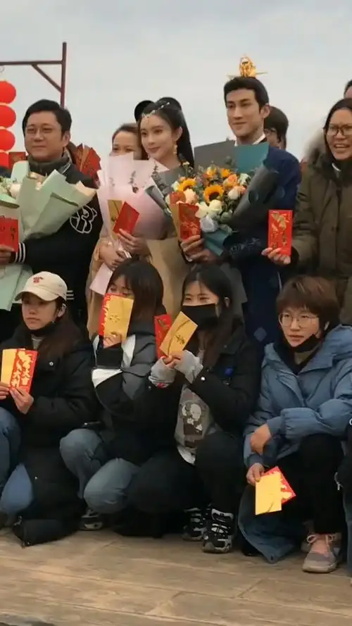 剧组杀青,演员们一起合影,知道是哪部剧吗?