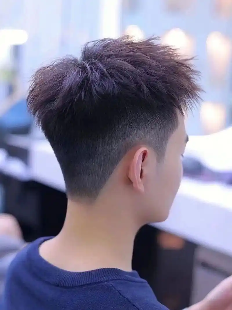 这款男士立体前刺发型,适合80%得男士脸型,短发风格发型更好蠢眄