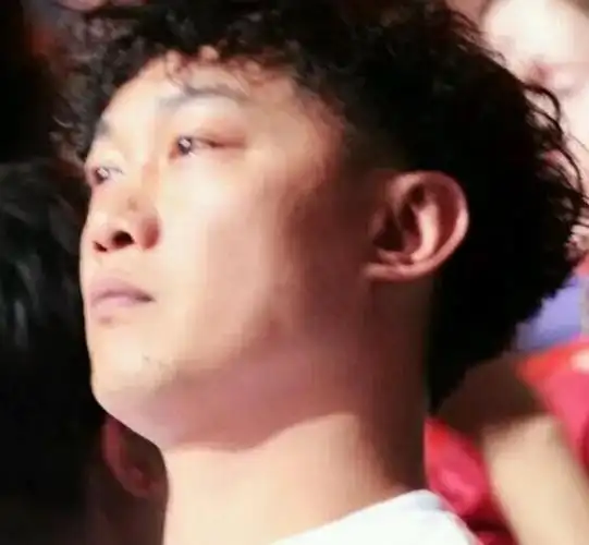 可惜的是,陈奕迅近些年的运气确实不怎么样,因为疫情而收入大减,因为