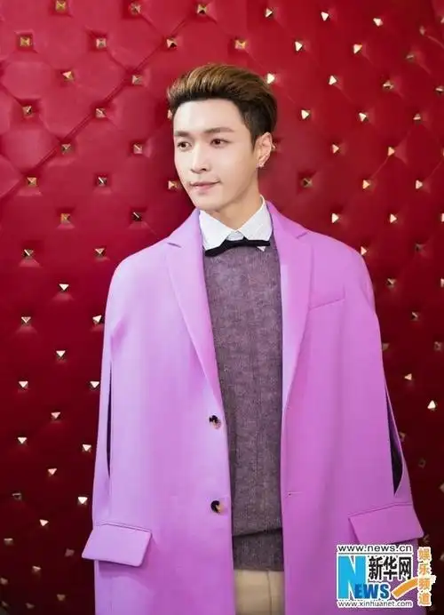 张艺兴紫色外衣耀眼贵气 浓浓绅士儒雅气质