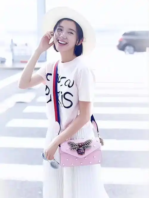 唐艺昕机场街拍服装品牌_唐艺昕品牌大使_昕艺什么意思