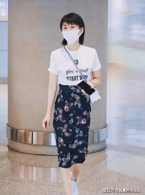 王子文又换风格了穿骑士外套配喇叭裤超显气场又高级