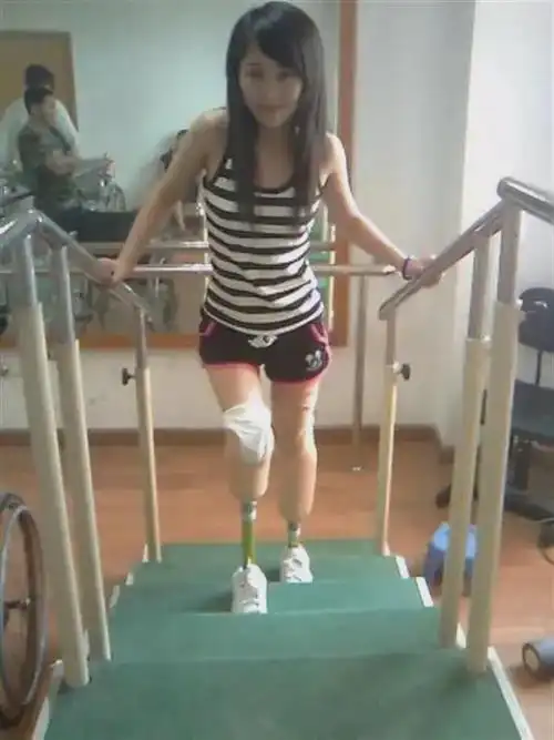 她在汶川地震中丧女失腿,6年后再嫁华裔学霸,今儿女双全很幸福