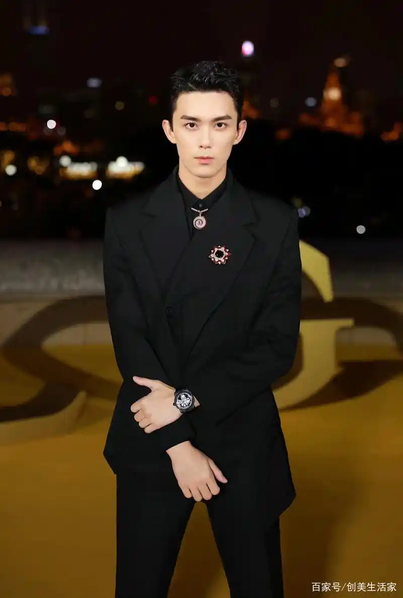 吴磊生图皮肤白皙亮眼,穿黑色西装半永久,诠释精致贵气高质男