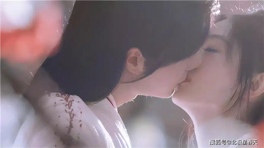 赵丽颖王一博吻戏花絮超甜,同框养眼十足,男方手停留位置惹争议