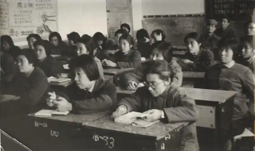 60年代,李明茹校长与教师们一起学习.