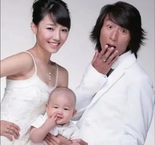 上位之后,她又以最快的速度生下了儿子"元宝",之后又参演了赵宝刚,滕