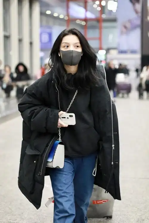 plmm!春夏素颜出镜眼神灵动 自推行李疾走变大力少女