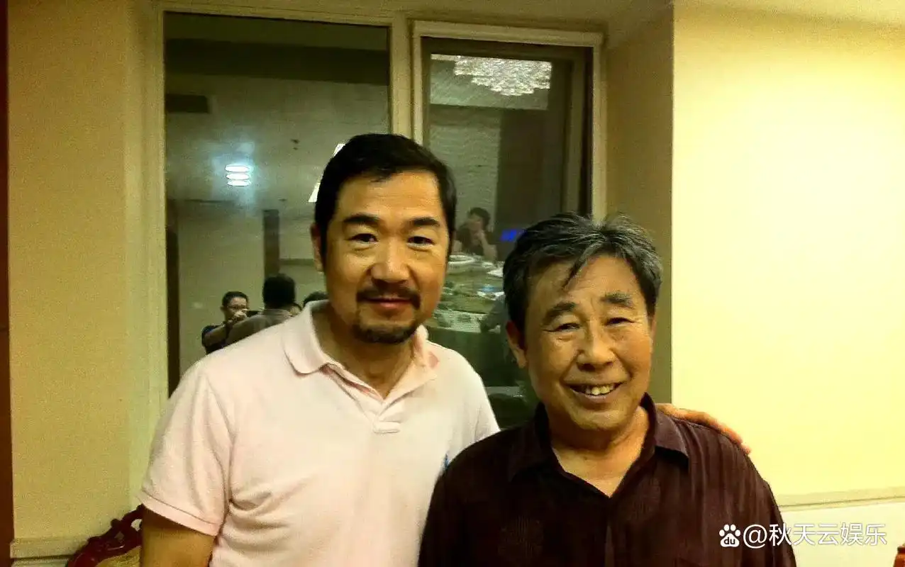 李文启:娶了圈外妻子婚后生一女,和女演员照相惹得老伴狂吃醋!