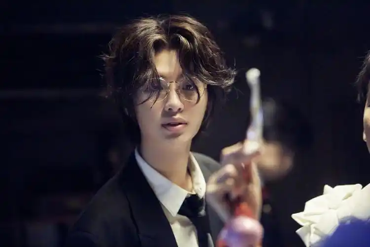 黄明昊金丝眼镜帅气写真图片99