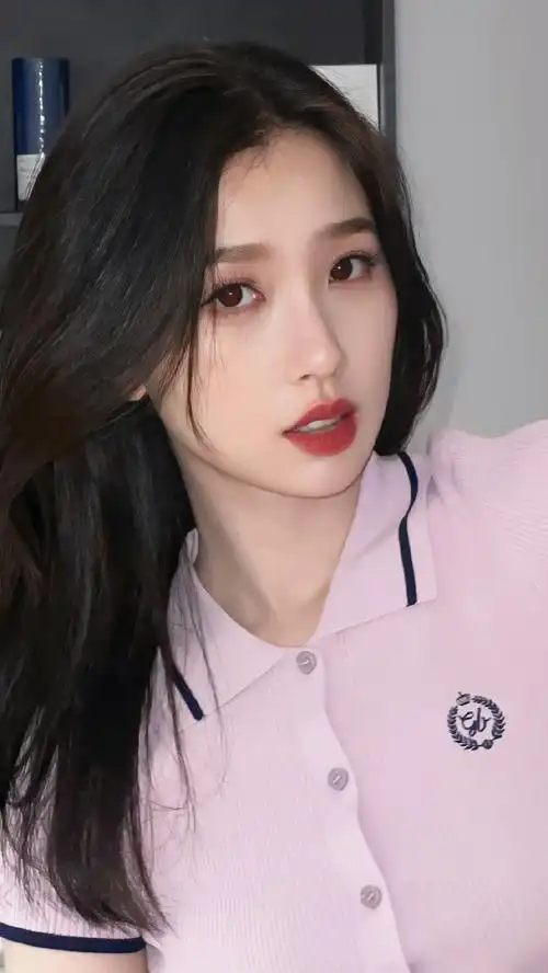 虞书欣露脐装#虞书欣今日份美图来啦～粉色露脐装77长直发,又纯又