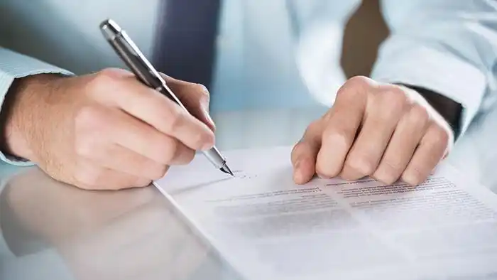 三张白领办公ppt背景图片