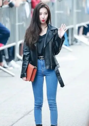 李宣美的这套私服就比较酷,短款的黑色小皮衣尽显帅