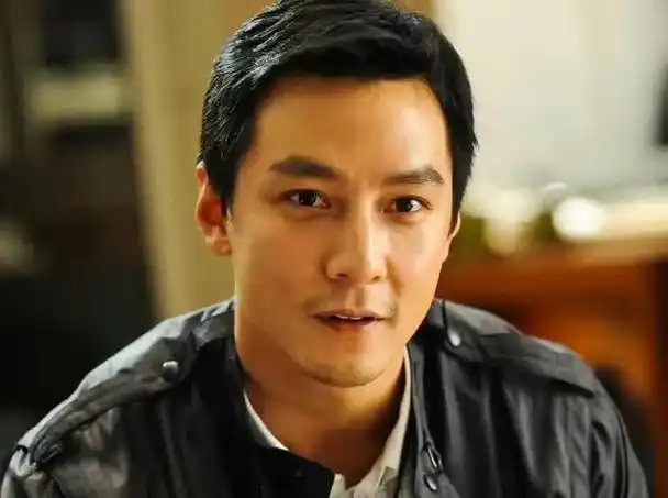 然而,这次曝光的照片却让大家感到惊讶,因为吴彦祖的颜值竟然垮