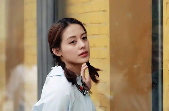 王力可最新发型写真 麻花辫最吸晴