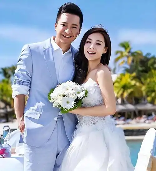 在何炅主持的一次聚会上,她这位各方面都非常出色的女士结识了她的